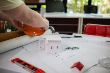 Mimarlar ve mühendislerin ofislerindeki masalarda duran ekipman ve çizimler. Bir mimarın çalışma tezgahının arka planı istemcinin istenilen sonucu elde etmek için çalışmaya hazırlanıyor.