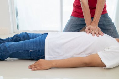 Adam ani kalp krizi geçiren hastalar için kardiyopulmoner resüsitasyon uygulamış. Kardiyopulmoner suni teneffüs yapan ve tekrar bilincini kazanması için kalp krizi geçiren insanlara yardım edebilecek bir adam..