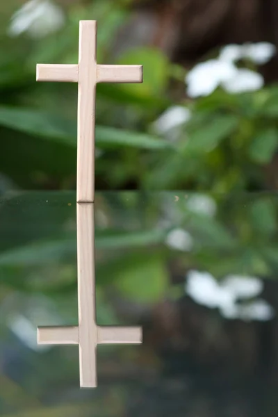 Σταυρός Που Αντιπροσωπεύει Θεό Στο Χριστιανισμό Τοποθετείται Στον Καθρέφτη Και — Φωτογραφία Αρχείου