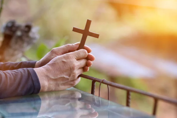 Рука Молодого Человека Молящегося Богу Силе Божьей Выполнить Просьбу Христианской — стоковое фото
