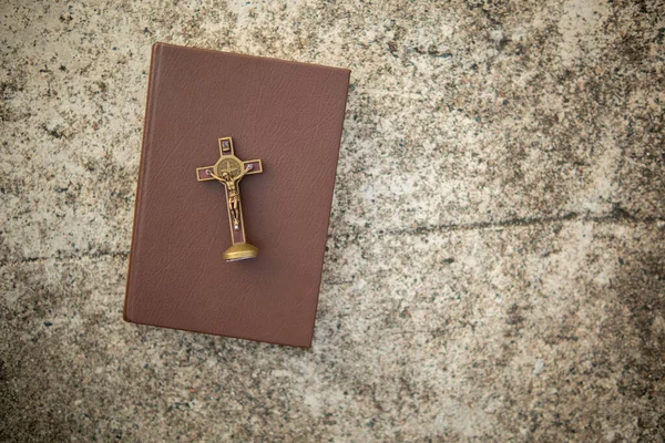 Σταυρός Αντιπροσωπεύει Θεό Τοποθετημένο Στη Βίβλο Που Διδάσκει Θεό Σύμφωνα — Φωτογραφία Αρχείου