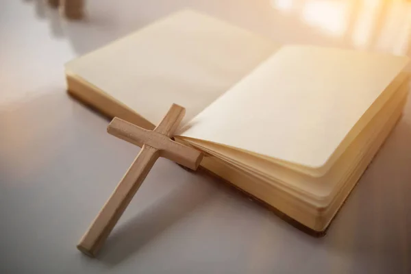 Хрест Символізує Бога Розміщеного Біблії Яка Навчає Бога Відповідно Християнської — стокове фото