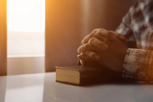 Jovem Estava Orando Deus Frente Bíblia Com Poder Deus Conceito — Fotografia de Stock