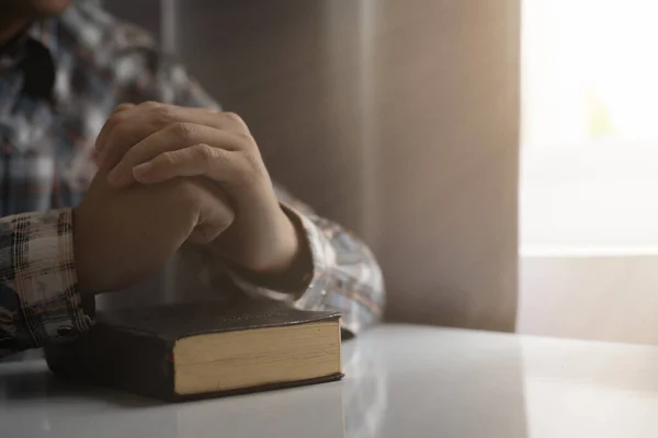 Jovem Estava Orando Deus Frente Bíblia Com Poder Deus Conceito — Fotografia de Stock