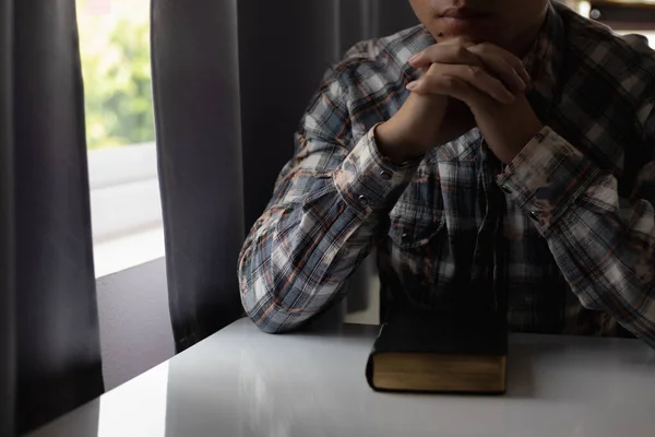 Joven Estaba Orando Dios Delante Biblia Con Poder Dios Concepto — Foto de Stock