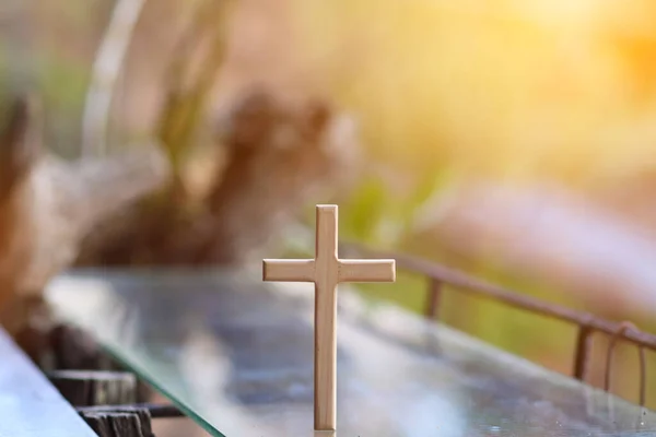 Cruz Que Representa Dios Cristianismo Coloca Espejo Reflejo Puede Ver —  Fotos de Stock
