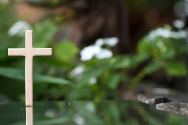 Kříž Zastupující Boha Křesťanství Umístěn Zrcadlo Jeho Odraz Vidět Rozmazaném — Stock fotografie