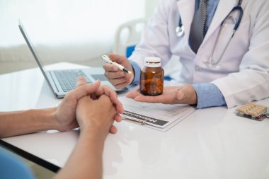 Kalp hastası, kalp hastalıklarının semptomlarını tedavi etmek için sağlık ve ilaç için doktora gider. Tıbbi ekip hastaya kalp anormalliği teşhisi koyduktan ve muayene ettikten sonra..