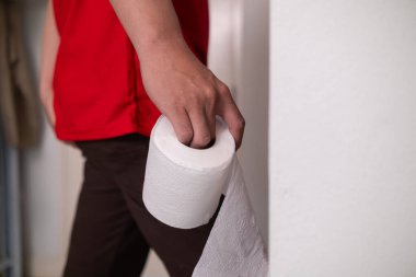 Adamın hemoroitleri kötüleşmiş ve büyümüş. Hemoroidler şiddetli bir şekilde iltihaplanmış. Bu da dışkı, enfeksiyon, zayıflık ve bayılmaya neden olmuş. İltihaplı hemoroit ağrı konsepti