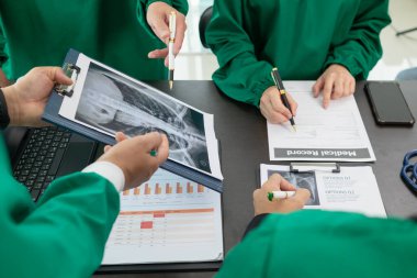 Doktor, tıp ekibi kanseri tespit ettikten sonra yapılacak bir kanser ameliyatı planını tartışmak için cerrahın ekibiyle bir toplantıya katılıyor. Takım doktorlarının ve cerrahların ameliyatta ortak fikri..