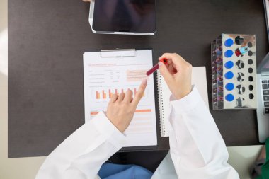 Doktor, tıp ekibi kanseri tespit ettikten sonra yapılacak bir kanser ameliyatı planını tartışmak için cerrahın ekibiyle bir toplantıya katılıyor. Takım doktorlarının ve cerrahların ameliyatta ortak fikri..