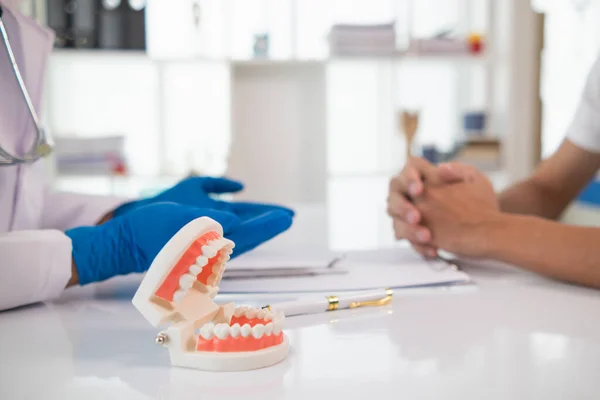Dentiste Tient Une Prothèse Dentaire Dans Main Montre Patient Position — Photo