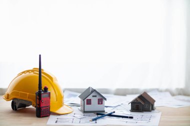 İnşaat mühendislerinin inşaat alanına girmeden önce düşme tehlikesini önlemek için takmaları için sarı başlık hazırlanmıştı. Sarı güvenlik kaskı beyaz masaya konur..