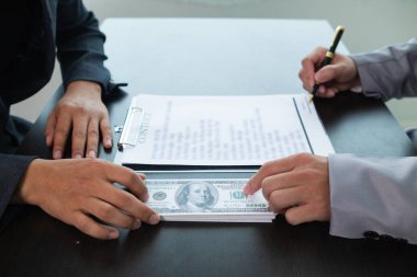 İşadamları emlak yatırımlarını kolaylaştırmak için hükümet yetkililerine rüşvet ödüyor ve büyük rüşvetler proje hataları ve eksikliklerinden de koruyor. konsept geri tepmeler kolaylık için.