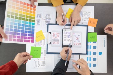 UI UX web tasarımcılarından oluşan takım UI UX ön tasarım önizlemeleri, UI UX web geliştirme fikirleri ve ön uç tasarımcı ile mobil yanıt veren web siteleri geliştirmek için birlikte çalışıyor. uygulama geliştirme