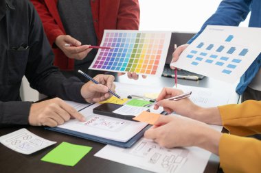 UI UX web tasarımcılarından oluşan takım UI UX ön tasarım önizlemeleri, UI UX web geliştirme fikirleri ve ön uç tasarımcı ile mobil yanıt veren web siteleri geliştirmek için birlikte çalışıyor. uygulama geliştirme