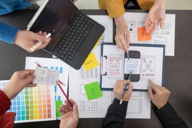 UI UX web tasarımcılarından oluşan takım UI UX ön tasarım önizlemeleri, UI UX web geliştirme fikirleri ve ön uç tasarımcı ile mobil yanıt veren web siteleri geliştirmek için birlikte çalışıyor. uygulama geliştirme