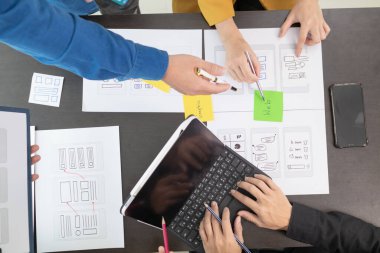 UI UX web tasarımcılarından oluşan takım UI UX ön tasarım önizlemeleri, UI UX web geliştirme fikirleri ve ön uç tasarımcı ile mobil yanıt veren web siteleri geliştirmek için birlikte çalışıyor. uygulama geliştirme
