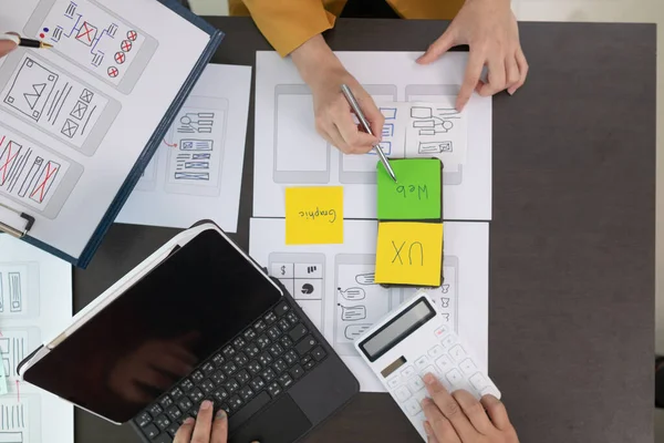 UI UX web tasarımcılarından oluşan takım UI UX ön tasarım önizlemeleri, UI UX web geliştirme fikirleri ve ön uç tasarımcı ile mobil yanıt veren web siteleri geliştirmek için birlikte çalışıyor. uygulama geliştirme