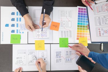 UI UX web tasarımcılarından oluşan takım UI UX ön tasarım önizlemeleri, UI UX web geliştirme fikirleri ve ön uç tasarımcı ile mobil yanıt veren web siteleri geliştirmek için birlikte çalışıyor. uygulama geliştirme