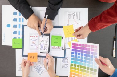 UI UX web tasarımcılarından oluşan takım UI UX ön tasarım önizlemeleri, UI UX web geliştirme fikirleri ve ön uç tasarımcı ile mobil yanıt veren web siteleri geliştirmek için birlikte çalışıyor. uygulama geliştirme