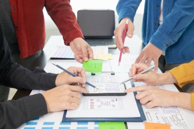 UI UX web tasarımcılarından oluşan takım UI UX ön tasarım önizlemeleri, UI UX web geliştirme fikirleri ve ön uç tasarımcı ile mobil yanıt veren web siteleri geliştirmek için birlikte çalışıyor. uygulama geliştirme
