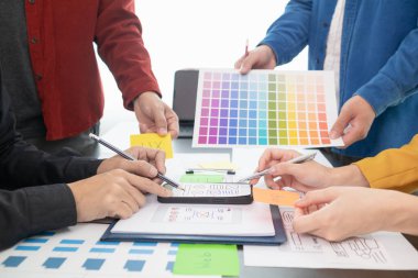 UI UX web tasarımcılarından oluşan takım UI UX ön tasarım önizlemeleri, UI UX web geliştirme fikirleri ve ön uç tasarımcı ile mobil yanıt veren web siteleri geliştirmek için birlikte çalışıyor. uygulama geliştirme