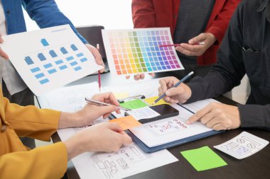 UI UX web tasarımcılarından oluşan takım UI UX ön tasarım önizlemeleri, UI UX web geliştirme fikirleri ve ön uç tasarımcı ile mobil yanıt veren web siteleri geliştirmek için birlikte çalışıyor. uygulama geliştirme