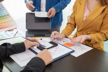 UI UX web tasarımcılarından oluşan takım UI UX ön tasarım önizlemeleri, UI UX web geliştirme fikirleri ve ön uç tasarımcı ile mobil yanıt veren web siteleri geliştirmek için birlikte çalışıyor. uygulama geliştirme