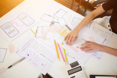 Mobil uygulama geliştiricileri telefon ekranındaki görüntüyü sorunsuz yapmak için bir ux ui sistemi tasarlıyorlar çünkü cep telefonundaki ux ui sistemi çeşitli uygulamaların işleyişini etkiliyor..