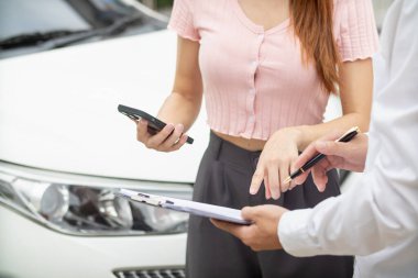 Sigorta acenteleri, kazalar hasarı kontrol etmek ve sigorta taleplerini hızlı bir şekilde belgelemek için müşterilerle buluşurlar. Araba sigortası acenteleri konsepti müşterilerin zararını acilen kontrol etmek için.