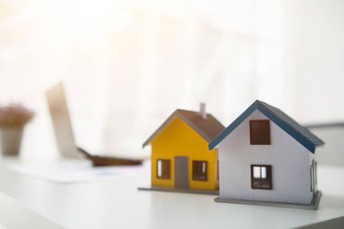 İnşaat mühendisleri planlarını ve model evleri ofislerindeki masalara yerleştirirler. Emlakçılar inşaat mühendislerinin bütçeye göre inşa etmelerini ve müşteri ihtiyaçlarını karşılamalarını istedikleri planları görürler..