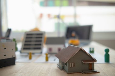 İnşaat mühendisleri planlarını ve model evleri ofislerindeki masalara yerleştirirler. Emlakçılar inşaat mühendislerinin bütçeye göre inşa etmelerini ve müşteri ihtiyaçlarını karşılamalarını istedikleri planları görürler..