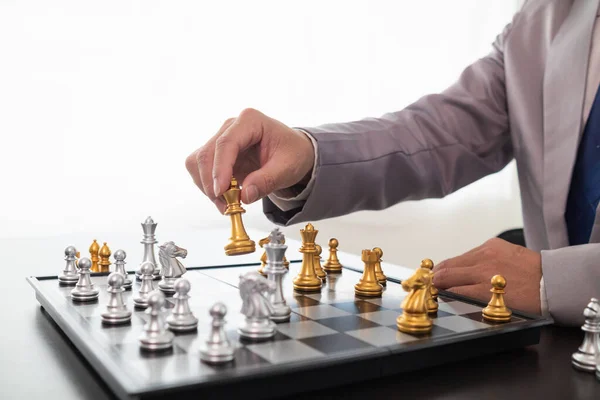 Ung Affärsman Som Planerar Att Vinna Schackdrag Schackspel Som Representerar — Stockfoto