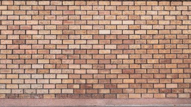 Yapı mühendisliği ekibi tarafından yenilenmeyi bekleyen arka plan eski beton duvar ve tasarımcıların tasarımlarında kullanması için uygun olan tuğla duvar arkaplanı çünkü kopyalama alanı var