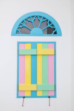 Klasik kemerli ahşap pencereler güzel renklerle boyanır ve arka planda parlak renklerle tasarlanır. Parlak gökkuşağı renkli pencereler beyaz arka planda tasarlanmıştır çünkü onlar popülerdir.