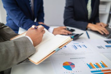 İş adamları ve yatırımcılar toplantıya katılarak birlikte yatırım yaptıkları işletmeler hakkında görüş alışverişinde bulundular. işadamları ve yatırımcılar arasındaki danışma ve tavsiyeler.