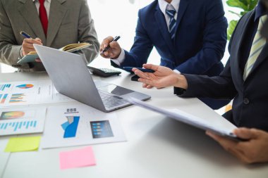 İş adamları ve yatırımcılar toplantıya katılarak birlikte yatırım yaptıkları işletmeler hakkında görüş alışverişinde bulundular. işadamları ve yatırımcılar arasındaki danışma ve tavsiyeler.
