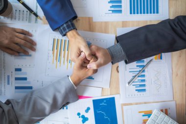 İşadamları ve yatırımcılar, danışma ekibinden ortak yatırımlarla ilgili tavsiyeler aldıktan sonra danışma ekibiyle görüştükten sonra tokalaştılar. İş Adamları Takım Tokalaşma Konsepti