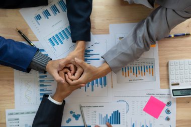 İşadamları ve yatırımcılar, danışma ekibinden ortak yatırımlarla ilgili tavsiyeler aldıktan sonra danışma ekibiyle görüştükten sonra tokalaştılar. İş Adamları Takım Tokalaşma Konsepti