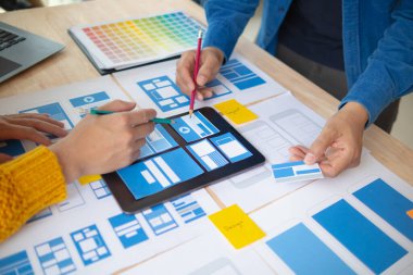 Tasarımcı takım uxui sistemini yeni telefonlar ve destek sistemi güncellemeleri üzerinde iyi çalışması için tasarlıyor. Web sitesi geliştirme konsepti UI UX ön uç tasarımcısı