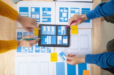 Tasarımcı takım uxui sistemini yeni telefonlar ve destek sistemi güncellemeleri üzerinde iyi çalışması için tasarlıyor. Web sitesi geliştirme konsepti UI UX ön uç tasarımcısı