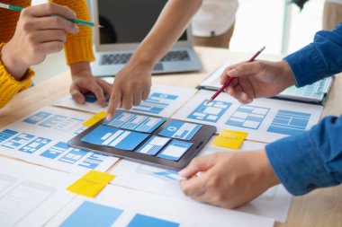 Tasarımcı takım uxui sistemini yeni telefonlar ve destek sistemi güncellemeleri üzerinde iyi çalışması için tasarlıyor. Web sitesi geliştirme konsepti UI UX ön uç tasarımcısı