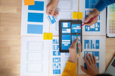 Tasarımcı takım uxui sistemini yeni telefonlar ve destek sistemi güncellemeleri üzerinde iyi çalışması için tasarlıyor. Web sitesi geliştirme konsepti UI UX ön uç tasarımcısı