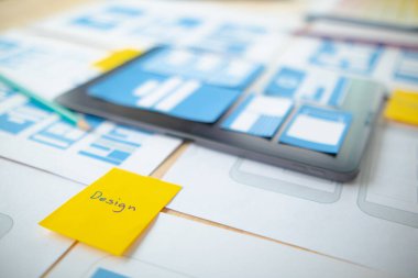 Tasarımcı takım uxui sistemini yeni telefonlar ve destek sistemi güncellemeleri üzerinde iyi çalışması için tasarlıyor. Web sitesi geliştirme konsepti UI UX ön uç tasarımcısı