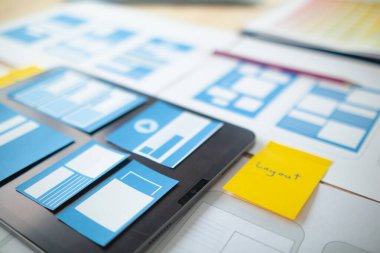 Tasarımcı takım uxui sistemini yeni telefonlar ve destek sistemi güncellemeleri üzerinde iyi çalışması için tasarlıyor. Web sitesi geliştirme konsepti UI UX ön uç tasarımcısı