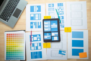 Tasarımcı takım uxui sistemini yeni telefonlar ve destek sistemi güncellemeleri üzerinde iyi çalışması için tasarlıyor. Web sitesi geliştirme konsepti UI UX ön uç tasarımcısı