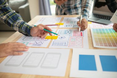 Tasarımcı takım uxui sistemini yeni telefonlar ve destek sistemi güncellemeleri üzerinde iyi çalışması için tasarlıyor. Web sitesi geliştirme konsepti UI UX ön uç tasarımcısı