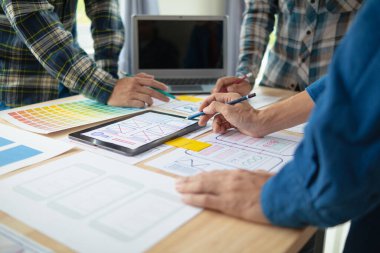 Tasarımcı takım uxui sistemini yeni telefonlar ve destek sistemi güncellemeleri üzerinde iyi çalışması için tasarlıyor. Web sitesi geliştirme konsepti UI UX ön uç tasarımcısı