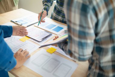 Tasarımcı takım uxui sistemini yeni telefonlar ve destek sistemi güncellemeleri üzerinde iyi çalışması için tasarlıyor. Web sitesi geliştirme konsepti UI UX ön uç tasarımcısı